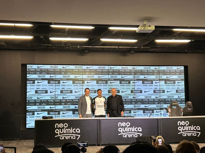 Lingard comemorou o acerto com o Corinthians (Foto: Guilherme Lesnok/ Lance!)