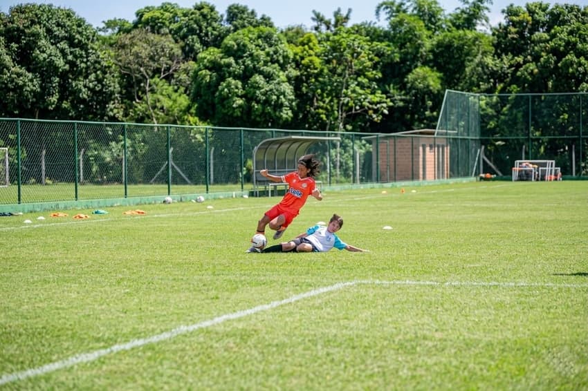 Jovens talentos treinando no Referência FC (Foto: Divulgação/ReferênciaFC)