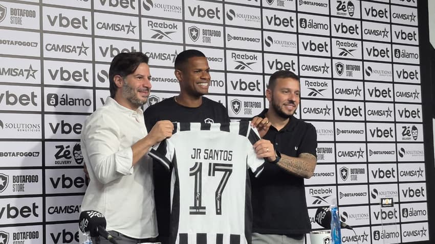 Júnior Santos foi apresentado como novo reforço do Botafogo (Foto: Leonardo Bessa/Lance!)