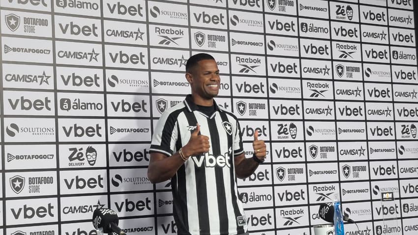 Júnior Santos está de volta ao Botafogo (Foto: Leonardo Bessa/Lance!)