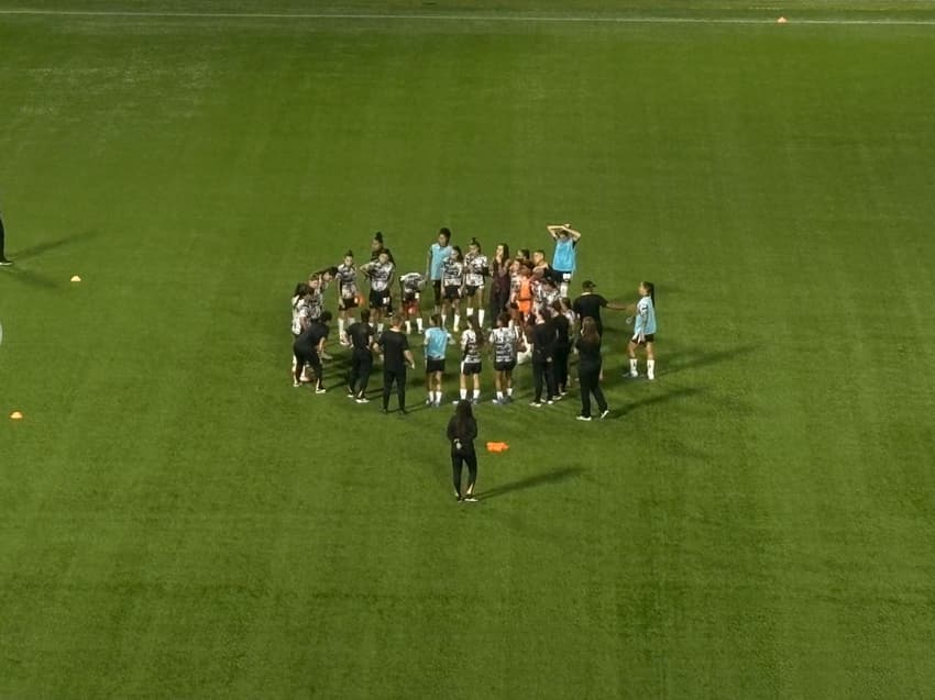 Corinthians reunido antes de enfrentar o Palmeiras pelo Brasileirão Feminino. (Foto: Giselly Corrêa/Lance!)
