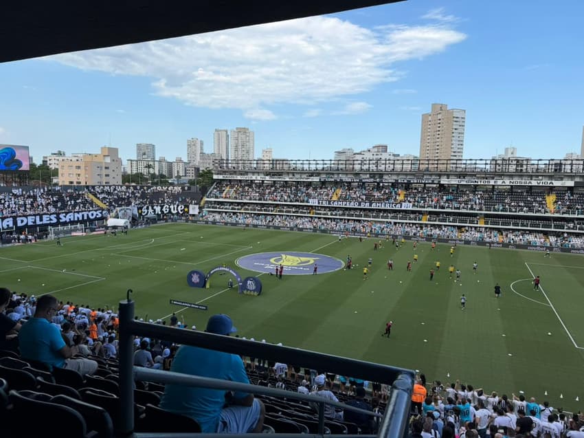 Times do Santos e do Corinthians no aquecimento da Vila Belmiro. (Foto: Juliana Yamaoka/ Santos FC)
