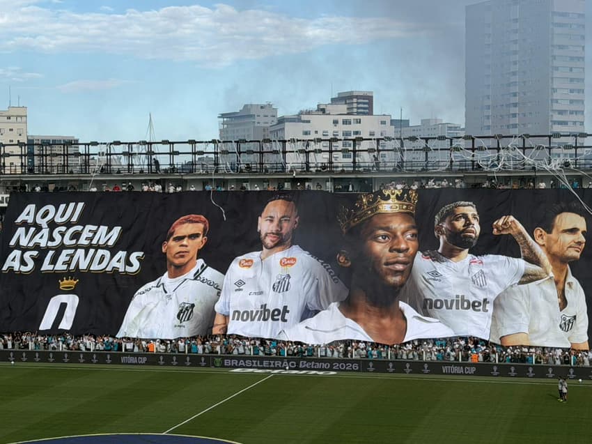 Torcida do Santos preparou bandeirão para o clássico (Foto: Juliana Yamaoka/ Santos FC)