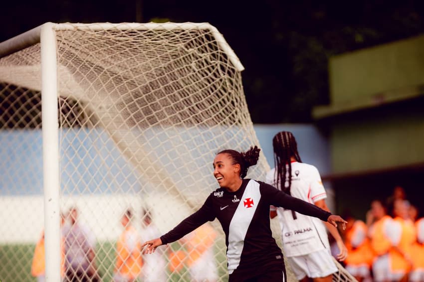 Layza comemora gol pelo Vasco. (Foto: João Gabriel Alves)
