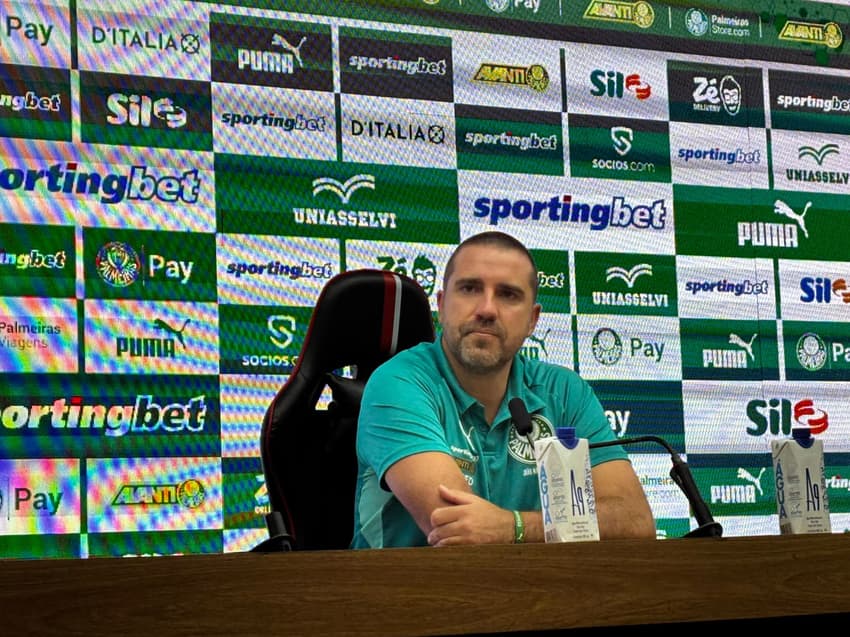 Auxiliar de Abel explica Vitor Roque no banco e fala sobre "novo esquema" no Palmeiras
