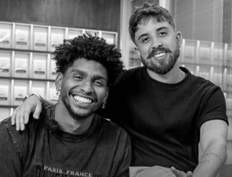 Hugo Souza com o fundador da escola, Victor Aguiar (Foto: Divulgação)