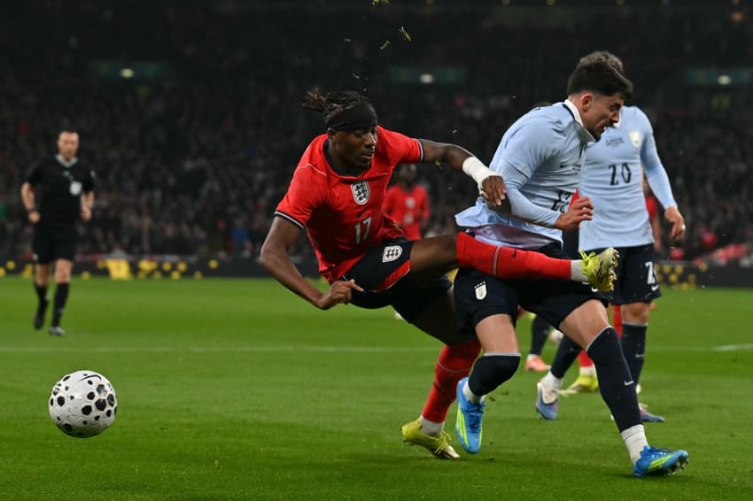 Piquerez saiu machucado após lance com Madueke (Foto: GLYN KIRK / AFP)