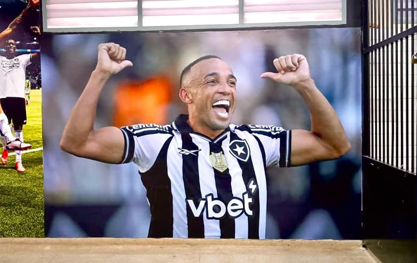 Foto de Marçal substitiu a de Marlon Freitas no estádio do Botafogo (Foto: Reprodução)