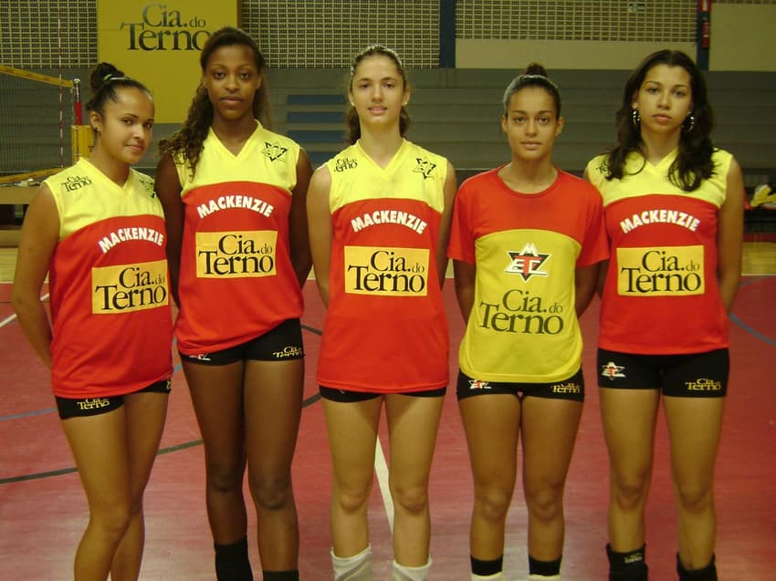 Carol (direita) posa para foto com outras atletas do Mackenzie (Foto: João Helio Andrade)