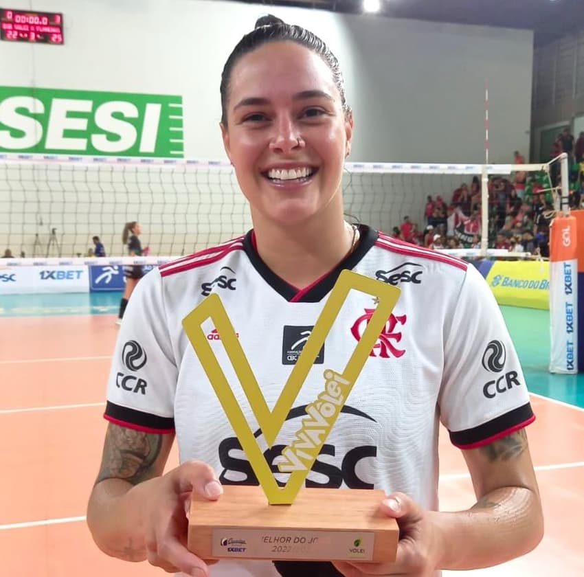 Gabirú recebe Troféu VivaVôlei pelo Sesc Flamengo (Foto: Guilherme Zilse)