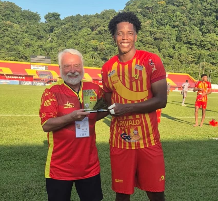 Johann Perea fez um golaço de antes do meio de campo diante do Comercial-SP na 4ª divisão do Paulistão (Foto: Reprodução / Instagram)