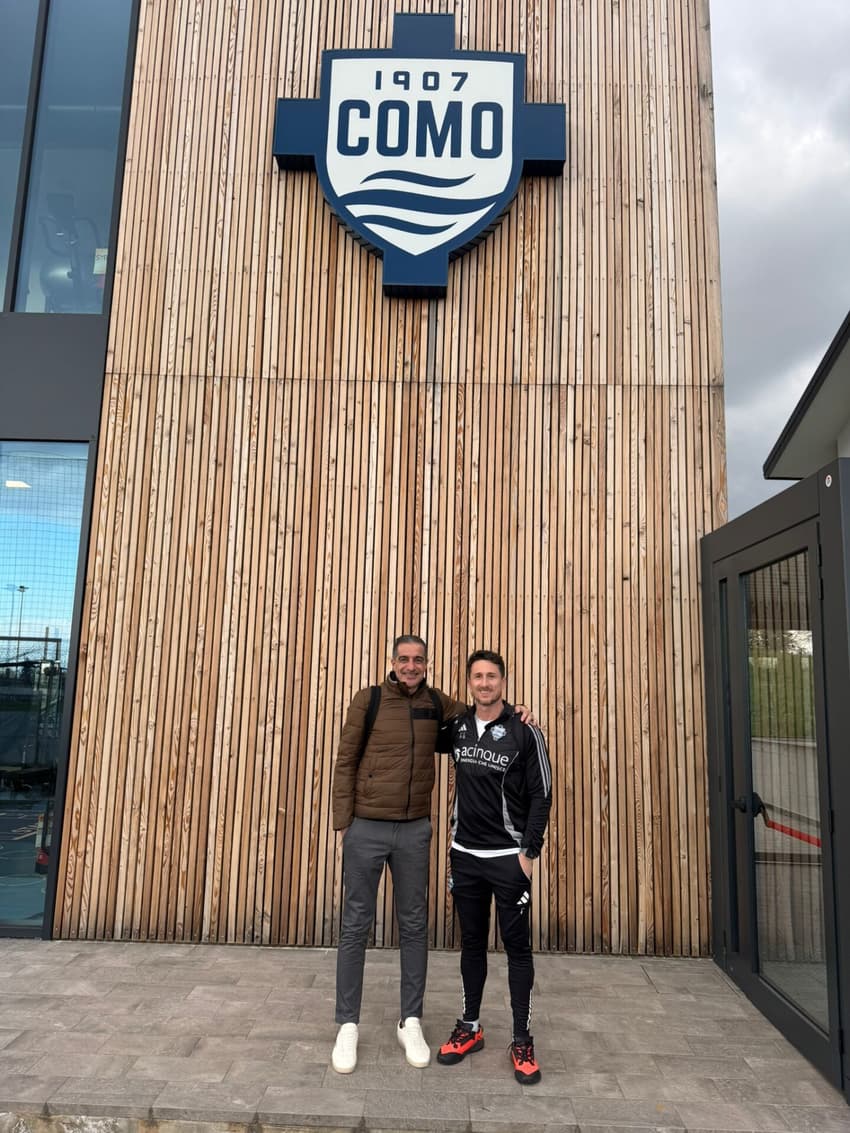 Renato Paiva, ex-Botafogo ao lado de Ferran Carreras, auxiliar de Fàbregas no Como (Foto: Divulgação)