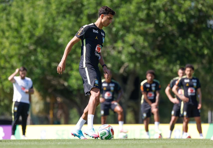 Vitor Reis durante treino da Seleção Brasileira (Foto: Rafael Ribeiro/CBF)