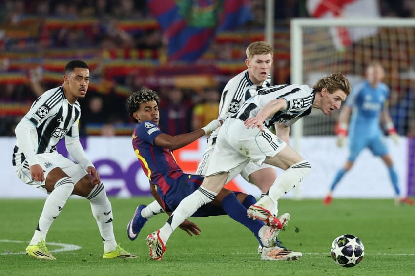 Yamal e Anthony Gordon no duelo entre Barcelona e Newcastle (Foto: Lluis Gene/AFP)