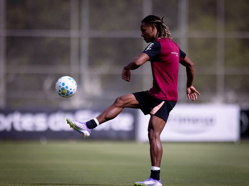 Carrillo busca vaga no meio-campo (Foto: Rodrigo Coca/Agência Corinthians)