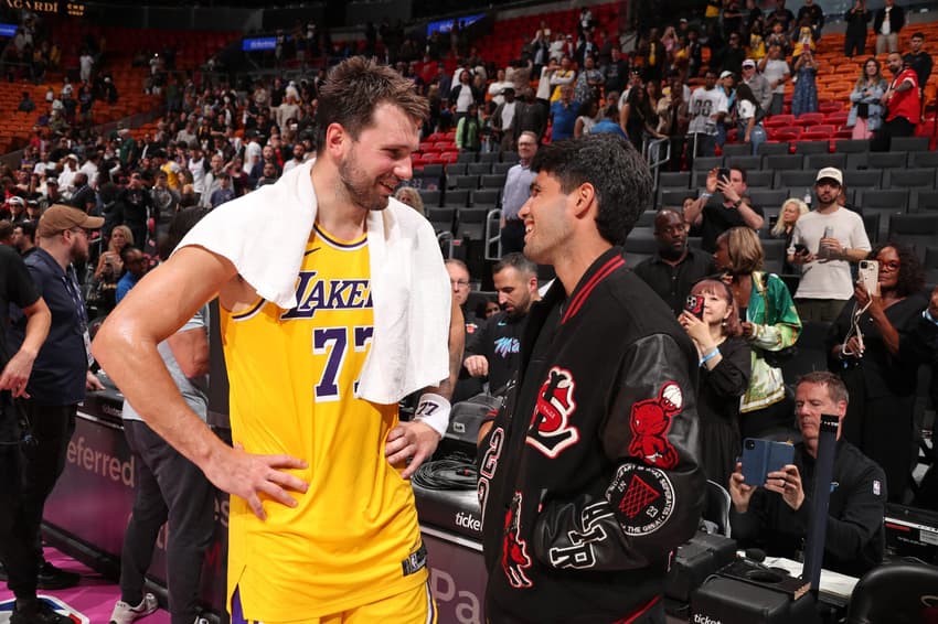 Luka Doncic e Carlos Alcaraz após vitória do Lakers na NBA (Foto: Issac Baldizon / NBAE / Getty Images / Getty Images via AFP)