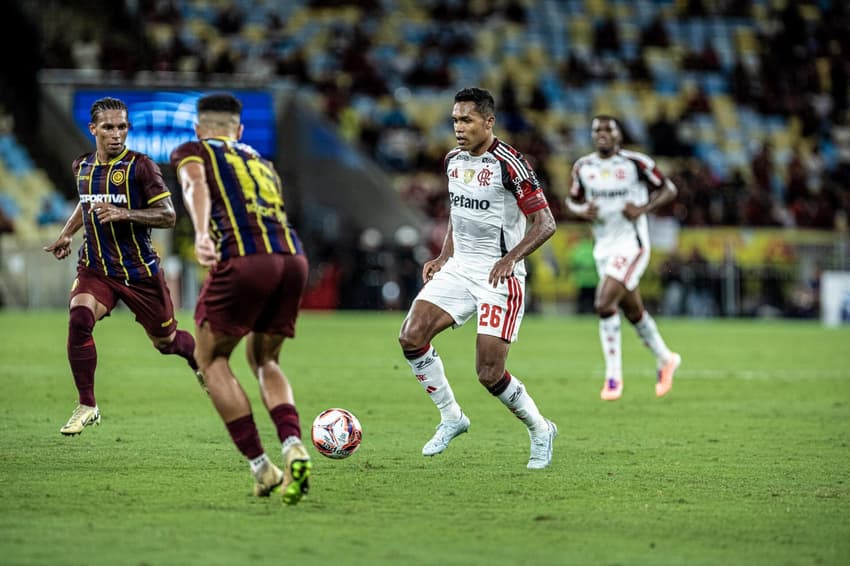 Alex Sandro em campo eplo Flamengo na vitória sobre o Madureira, pelo Campeonato Carioca (Foto: Affonso Andrade/Agência F8/Gazeta Press)