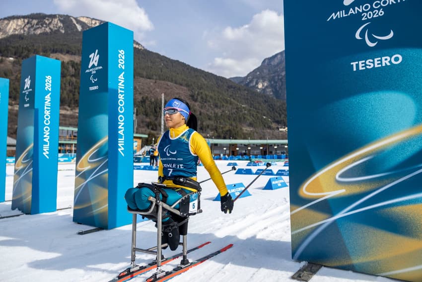 Aline Rocha em ação durante os Jogos Paralímpicos de Inverno Milão-Cortina