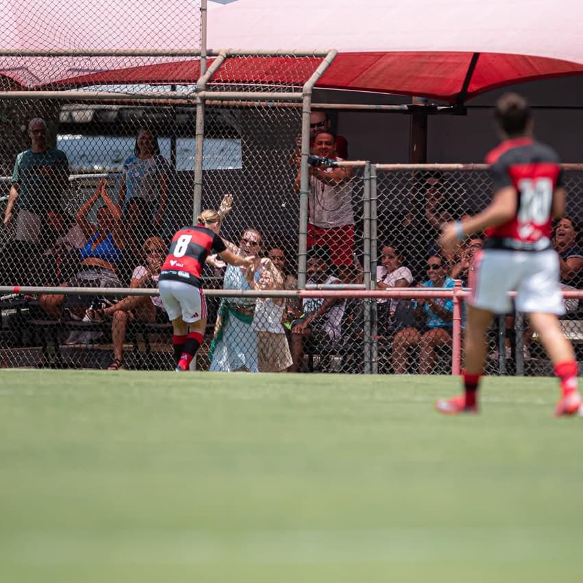Ana Papel e família durante jogo do Flamengo. (Flamengo/Divulgação)
