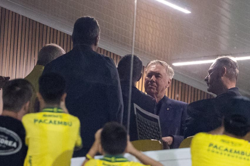 Carlo Ancelotti assiste à partida entre Mirassol e Santos no estádio José Maria de Campos Maia pelo Brasileirão (Foto: Joisel Amaral/GazetaPress)