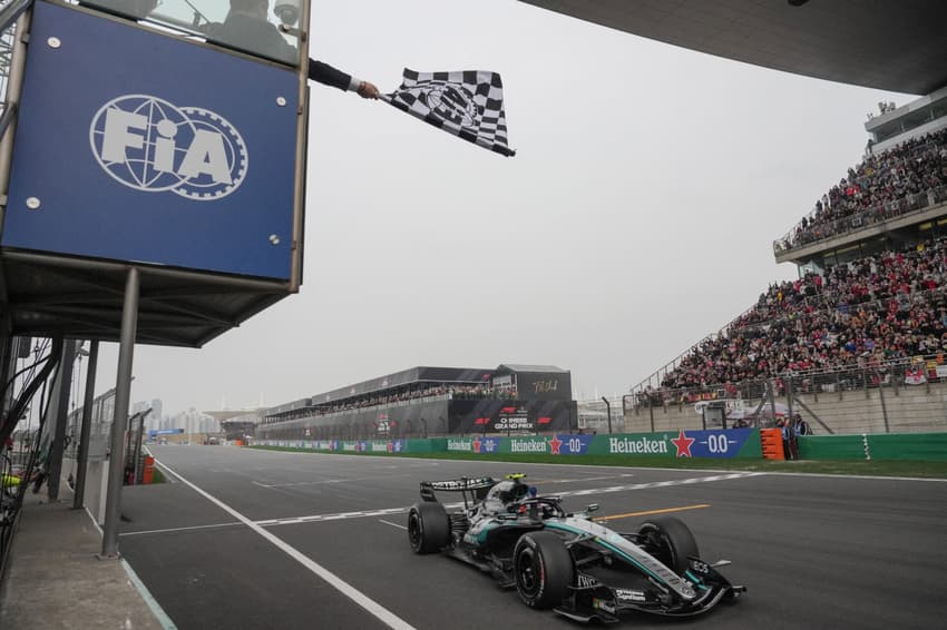 Kimi Antonelli cruza a linha de chegada no GP da China