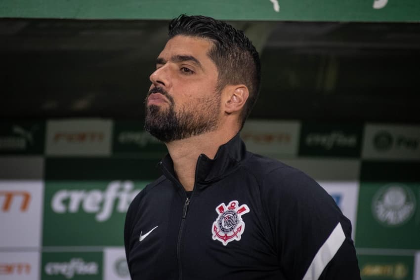 António Oliveira observa partida entre Palmeiras e Corinthians, válida pela 13ª rodada do Brasileirão, no Allianz Parque (Foto: Guilherme Veiga/Gazeta Press)