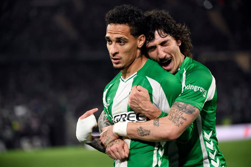 Antony comemora seu gol ao lado de Héctor Bellerín durante a partida contra o Panathinaikos pelas oitavas de final da Europa League, no Estádio Benito Villamarín (Foto: Cristina Quicler/AFP)