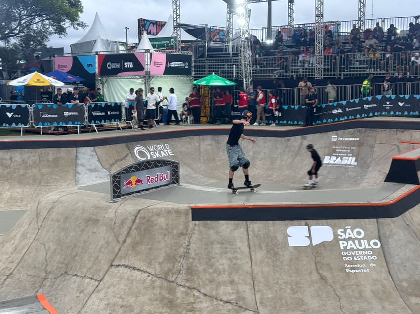 Atletas do park masculino em aquecimento para a final do Mundial de Skate, em São Paulo (Foto: Beatriz Pinheiro/ Lance!)