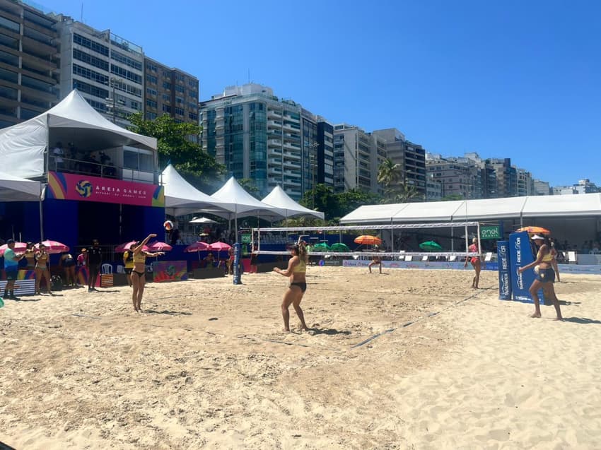 Jogadoras em aquecimento para a partida (Foto: Andressa Simões)