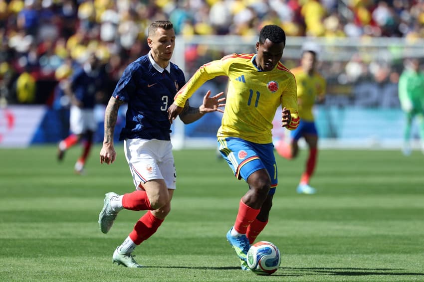 Arias, do Palmeiras, em ação no amistoso entre Colômbia e França (Foto: FRANCK FIFE / AFP)