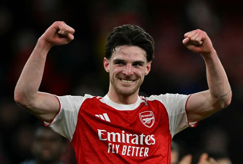 Declan Rice, do Arsenal, comemora ao apito final na partida de volta das oitavas da Champions League contra o Bayer Leverkusen, no Emirates Stadium (Foto: Glyn Kirk/AFP)