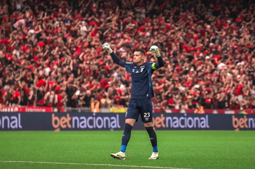 Athletico-PR bateu o Coritiba em clássico na Arena da Baixada