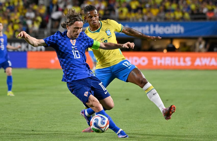 Modric e Danilo Santos durante amistoso entre Brasil e Croácia