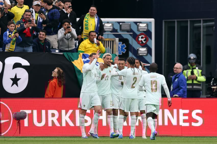 França comemora segundo gol diante do Brasil