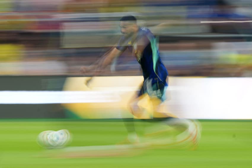 Bremer conduz a bola durante o amistoso entre Brasil e França no Gillette Stadium (Foto: Michael Owens/AFP)