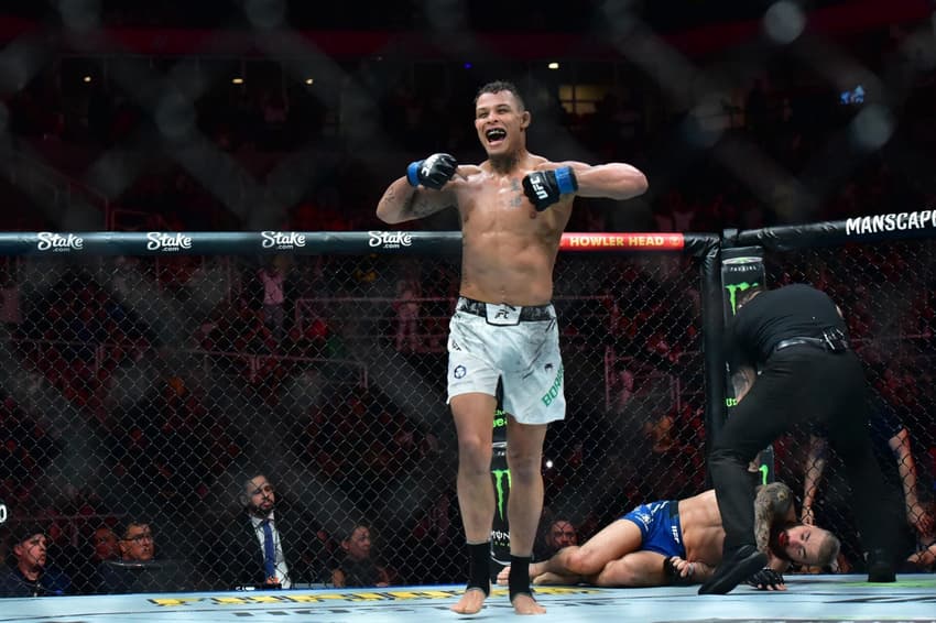Caio Borralho comemora nocaute contra Paul Craig no UFC 301 (Foto: Leandro Bernardes/PxImages/GazetaPress)