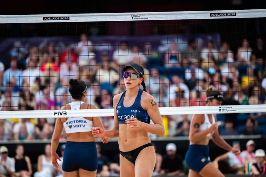Carol Solberg em ação na disputa pela medalha de bronze do Campeonato Mundial de Vôlei de Praia 2025 (Foto: Divulgação/Volleyball World)