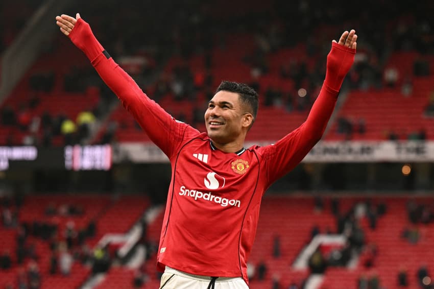 Casemiro, do Manchester United, acena para os torcedores ao final da partida da Premier League contra Aston Villa, no Old Trafford (Foto: Oli Scarff/AFP)