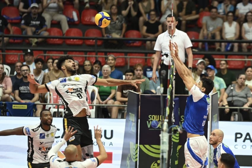 Cruzeiro e Praia Clube se enfrentaram na semifinal da Copa Brasil de vôlei (Foto: Divulgação/ CBV)