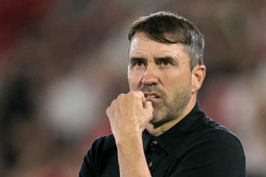 Eduardo Coudet observa partida entre Huracán e River Plate pelo Campeonato Argentino, no Estádio Tomás Adolfo Ducó (Foto: Juan Mabromata/AFP)