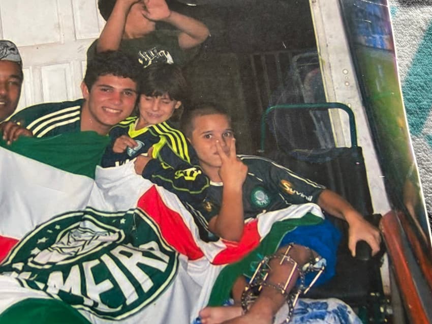 Cristian Ribera, ao lado dos irmãos Fábio e Duda, torcedores do Palmeiras