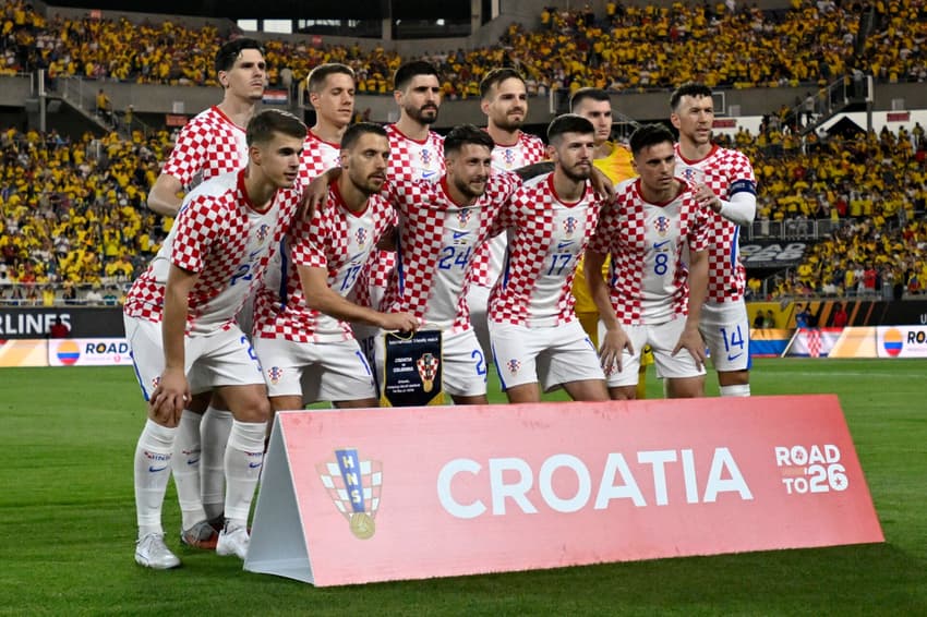 Da esq. para a dir.: Igor Matanovic, Luka Vuskovic, Mario Pasalic, Nikola Vlasic, Martin Erlic, Marco Pasalic, Marin Pongracic, Petar Sucic, Dominik Livakovic, Nikola Moro e Ivan Perisic posam para foto antes do amistoso entre Colômbia e Croácia, no Camping World Stadium (Foto: Miguel J. Rodriguez Carrillo/AFP)