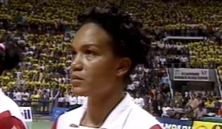 Cubanas entraram em quadra na final contra o Brasil com bobes no cabelo