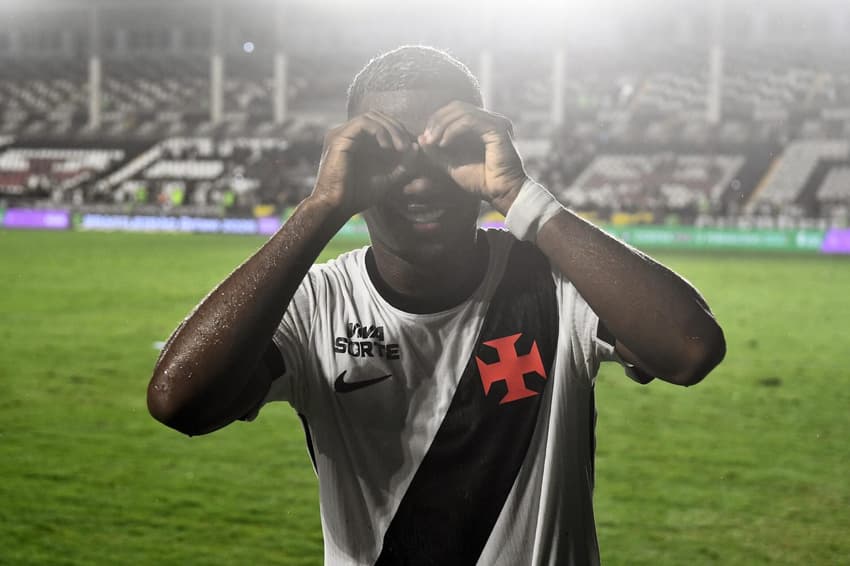 Cuiabano comemora seu gol no jogo do Vasco contra o Palmeiras