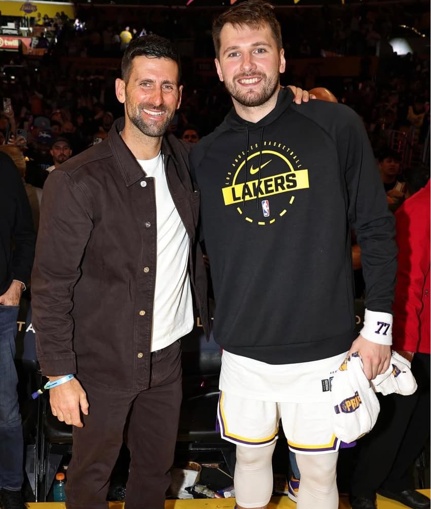 Novak Djokovic e Luka Doncic durante partida do Lakers na NBA (Foto: Reprodução Instagram)