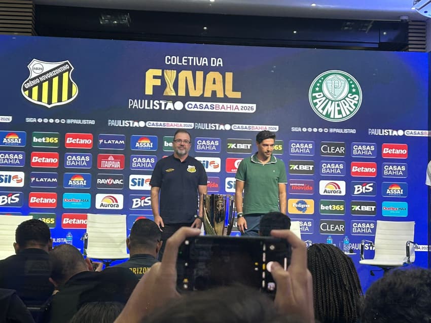 Enderson Moreira e Abel Ferreira na coletiva na véspera da final do Paulistão (Crédito: Thiago Braga)