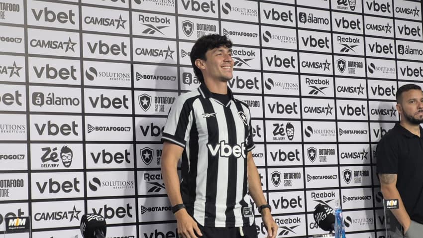 Ferraresi é apresentado no Botafogo (Foto: Leonardo Bessa/Lance!)
