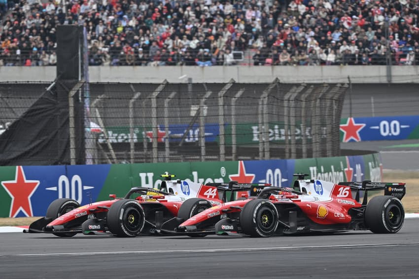 Disputa entre dupla de Ferrari no GP da China na F1 2026 (Foto: HECTOR RETAMAL / AFP)