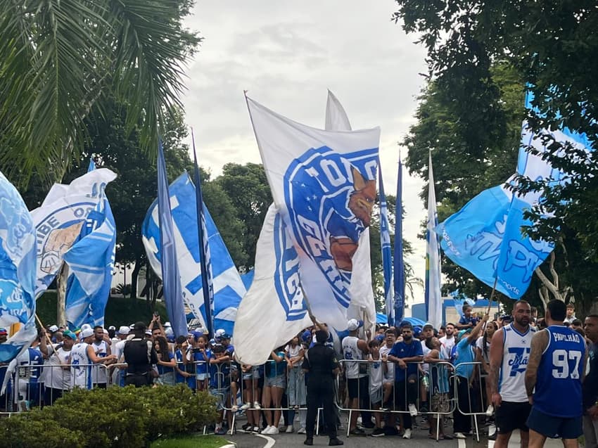Torcida do Cruzeiro faz festa na porta do CT (Foto: Eduardo Statuti/ Lance!)