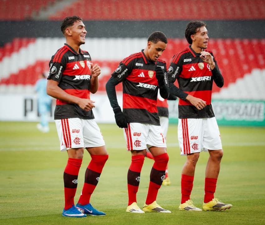 Jogadores do Flamengo comemoram gol na Libertadores Sub-20 (Foto: Divulgação)
